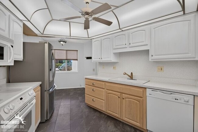Building Photo - Spacious 2Bdm 2Ba Sun City Home with Vaulted Ceilings, Private Covered Patio & Garage - LOCATED I...
