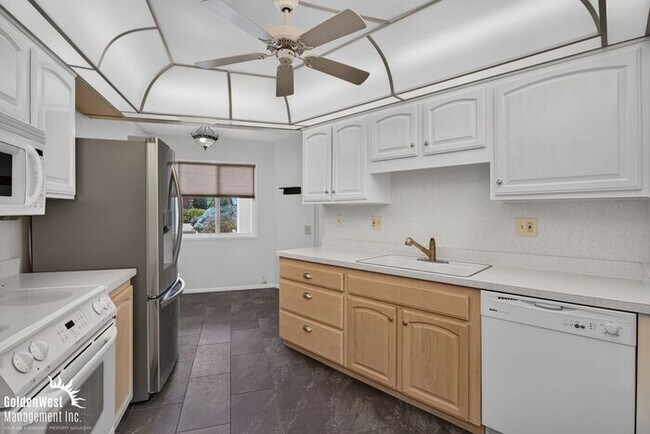 Foto del edificio - Spacious 2Bdm 2Ba Sun City Home with Vaulted Ceilings, Private Covered Patio & Garage - LOCATED I...