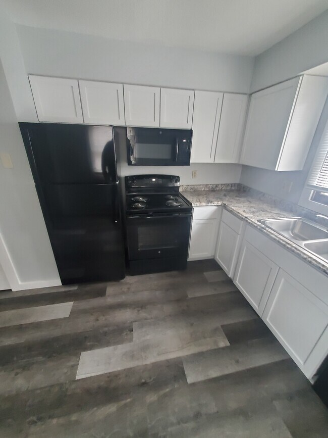 Building Photo - 422 18th Plz S