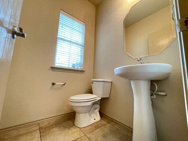 Foto del edificio - 4 Bedroom 2 Bath