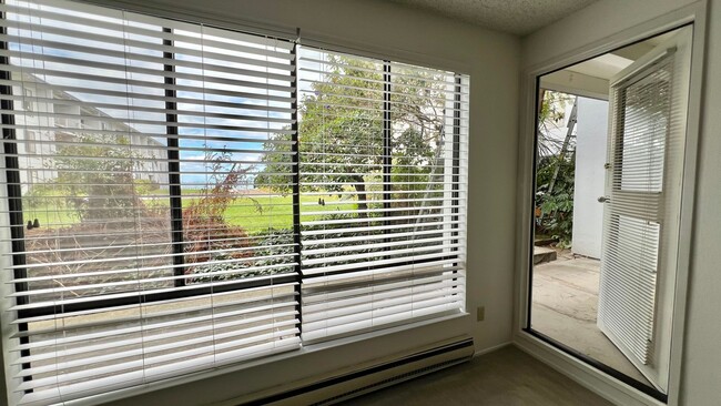 Building Photo - Sweet and cozy studio with a water view!