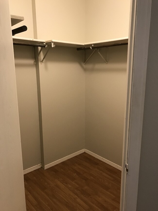 Photo - 924-926 N Oakland Avenue Apartment