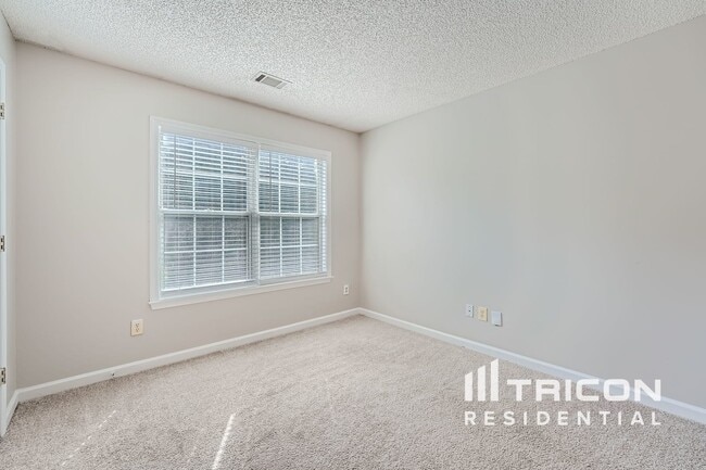 Building Photo - 570 Lullingstone Dr SE