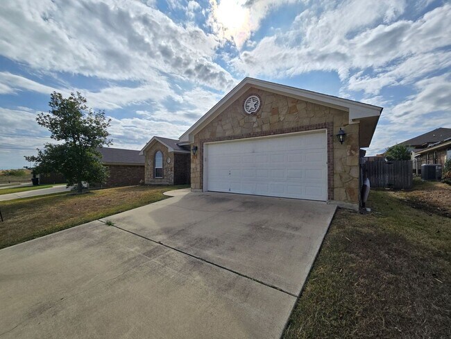 Foto del edificio - AVAILABLE NOW!