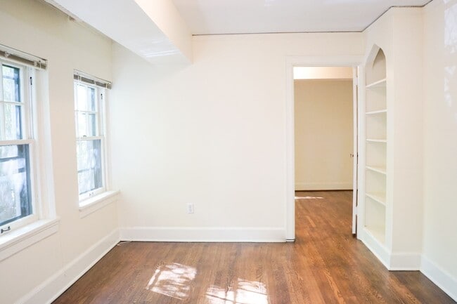 Building Photo - 1930's Two-Bedroom Flat w/Beautiful Archit...
