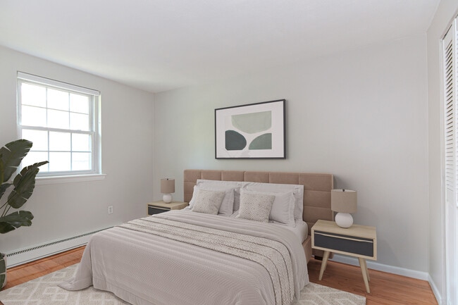 Building Photo - 4 Colonial Village Dr