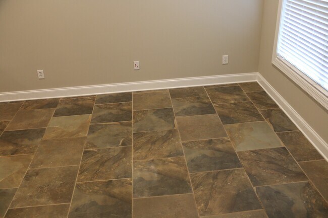 Building Photo - $625/bed for 3/3 in Auburn - Available Fal...