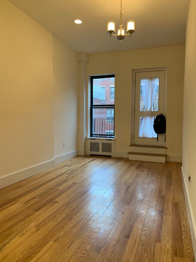 Building Photo - 143 W 74th St