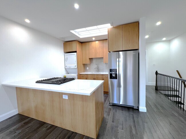 Foto del edificio - 101-13 Ascan Ave