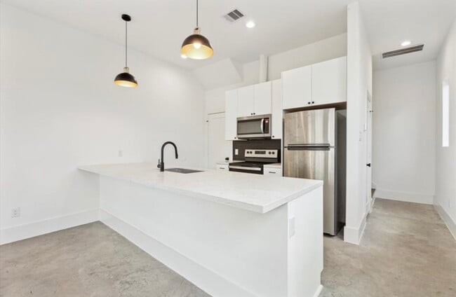 Building Photo - 316 N Everton St