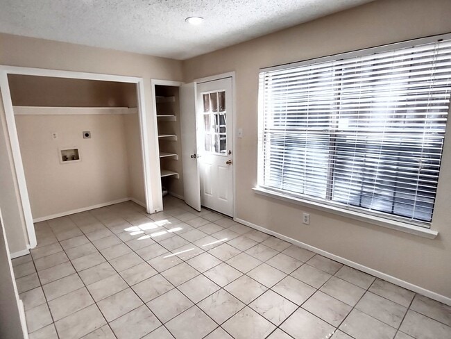 Foto del edificio - 2 Bedroom 2.5 bath apartment in residential south Denton area. Ecellent location.