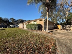 Building Photo - 12947 Tree Wy Ct N