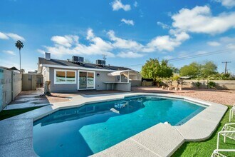 Building Photo - 302 E Manhatton Dr