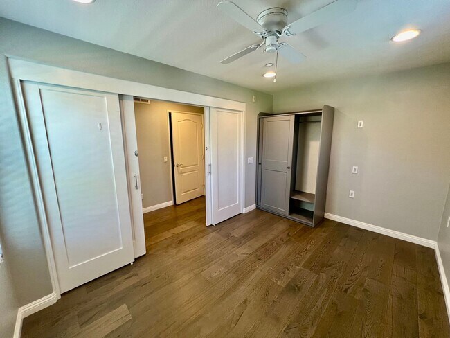 Building Photo - Beautiful 3 Bedroom Townhome w/ Attached G...