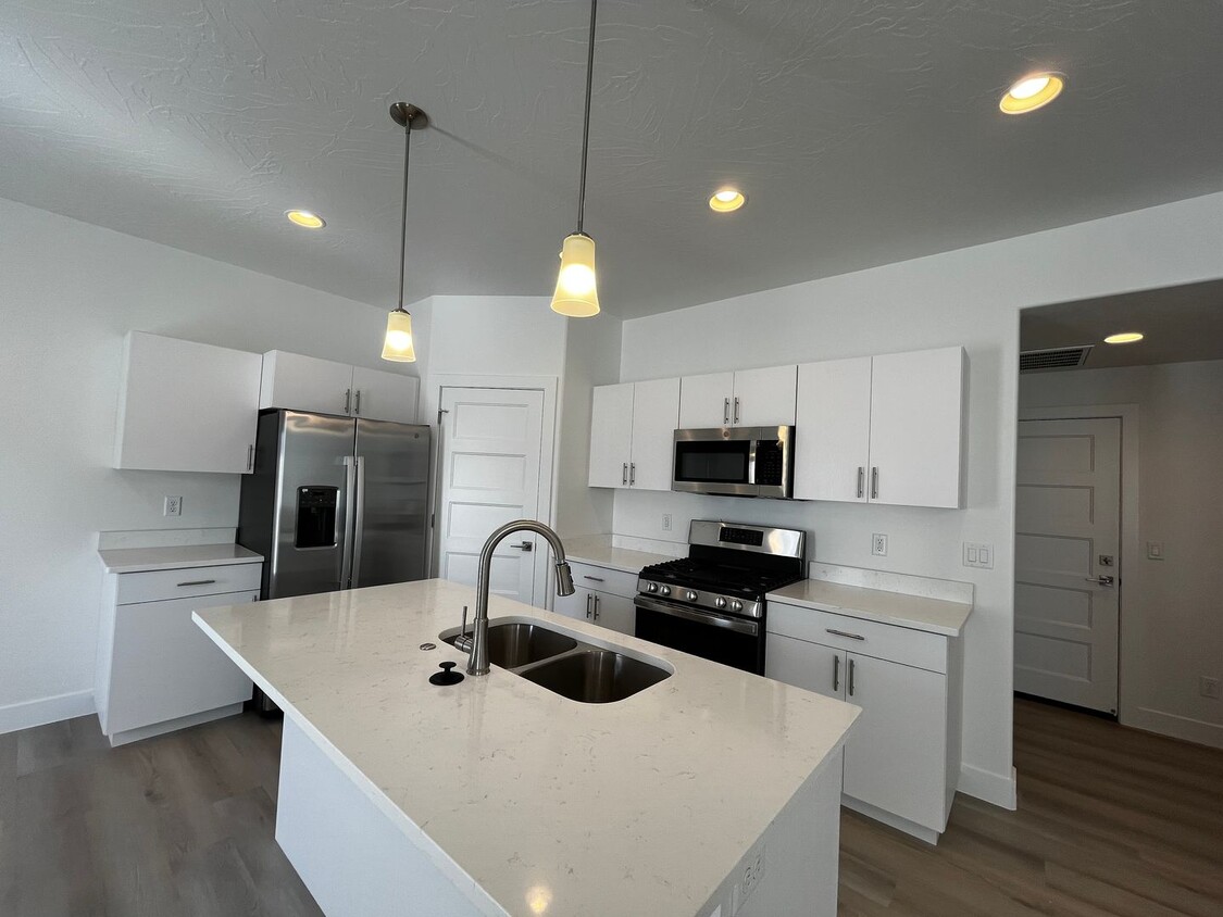 Foto principal - BRAND NEW TOWNHOME FOR RENT