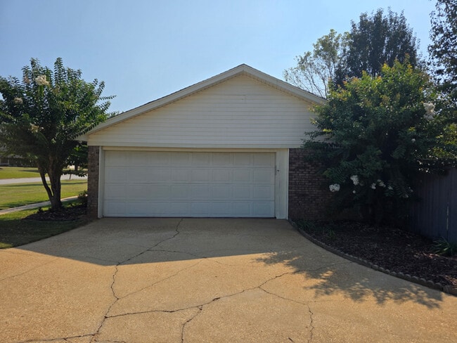 Building Photo - 4165 Brentwood St
