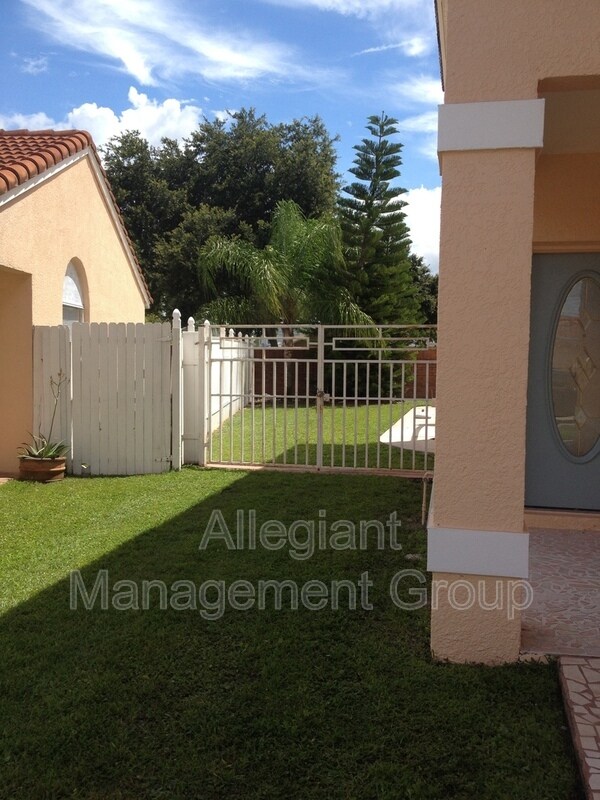 Building Photo - 2315 Santa Lucia St