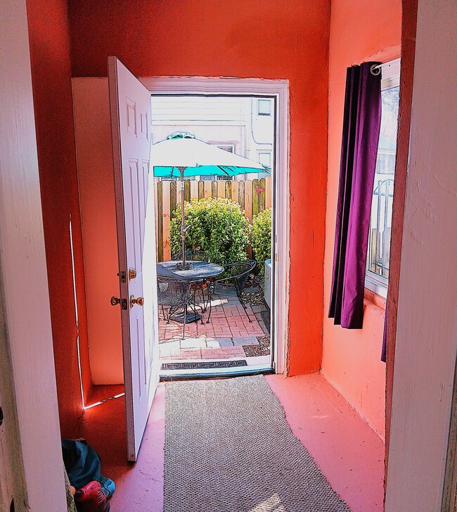 Building Photo - 1017 Hollins St