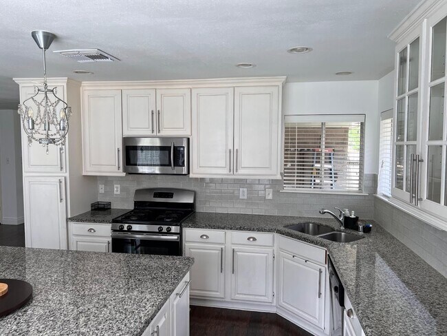 Building Photo - 2450 Parkwood Ln