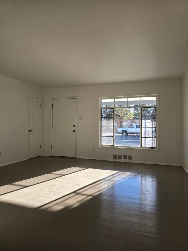 Foto del edificio - Centrally located in the NE Heights 4 bedroom, 1 3/4 Bath 1900 square feet.