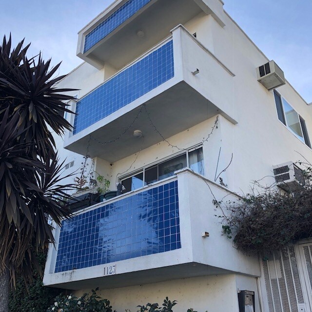 Edificio remodelado de 12 unidades en Bev Hills Adja, ubicado en una bonita calle arbolada. - 1123 S Wooster St