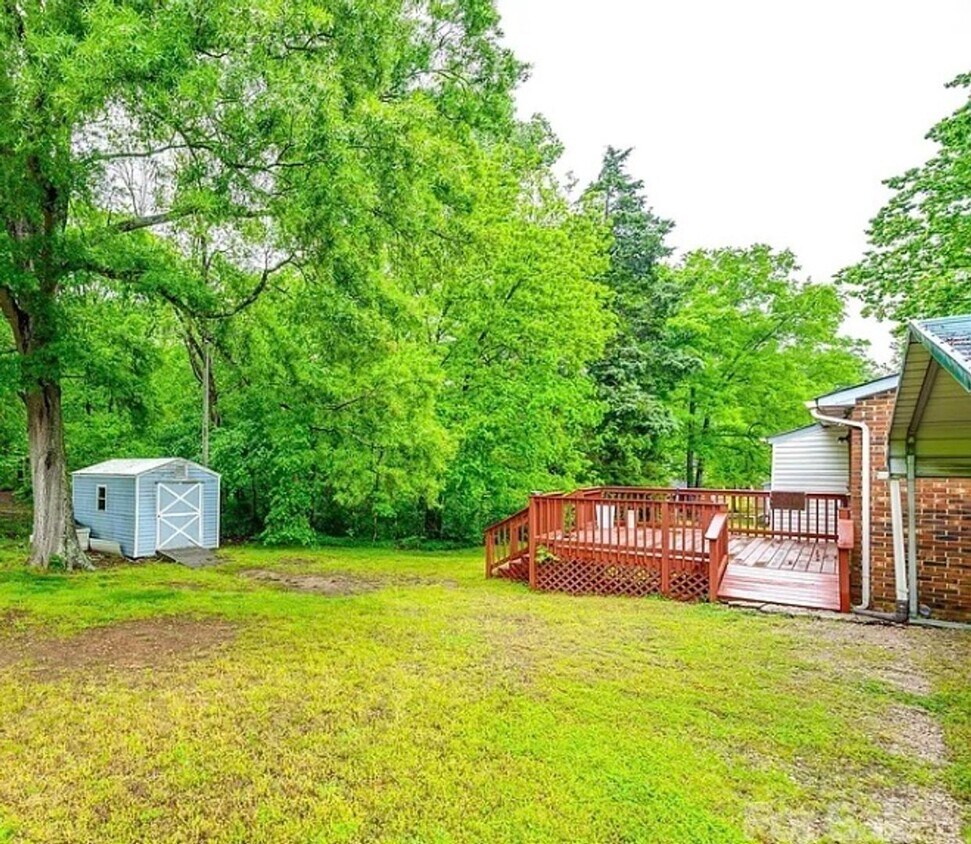 Foto del edificio - Charming Brick Ranch with Plenty of Room!!!