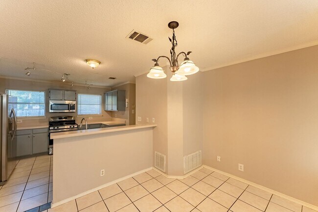Foto del edificio - Charming Sunlit 3-Bedroom Home with Spacio...