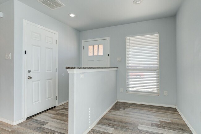 Building Photo - 1101 N Englewood Ave