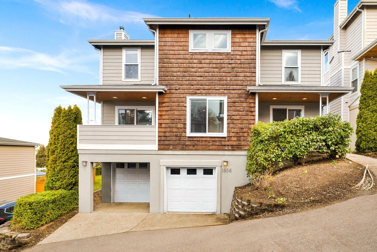 Primary Photo - Light and Bright Cheery Beacon Hill Home