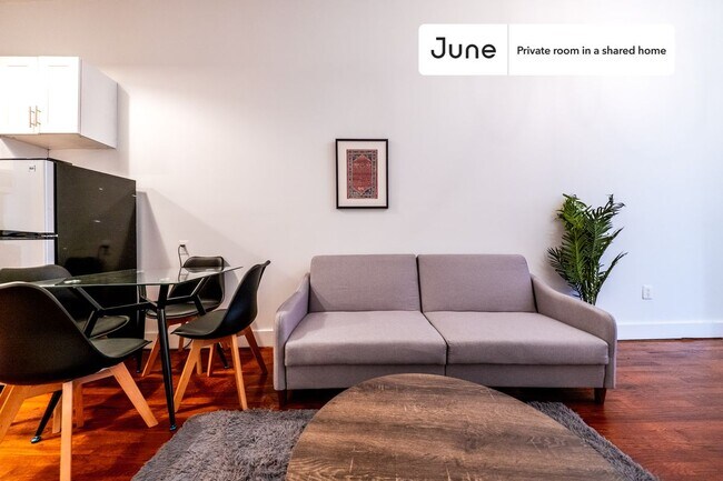 Foto del edificio - Private bedroom in 3 bed/1 bath Home
