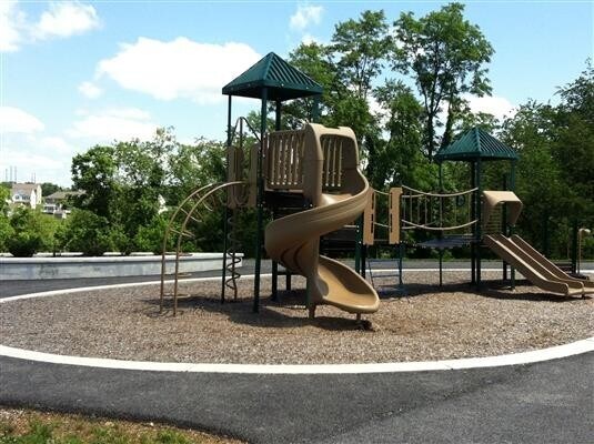 Building Photo - 3 Bedrooms, 2.5 Bath Townhome - Spring Gro...