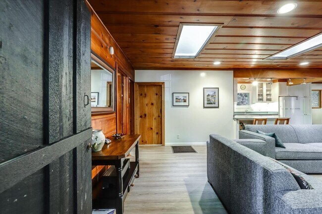 Foto del edificio - 745 Madrone Ave