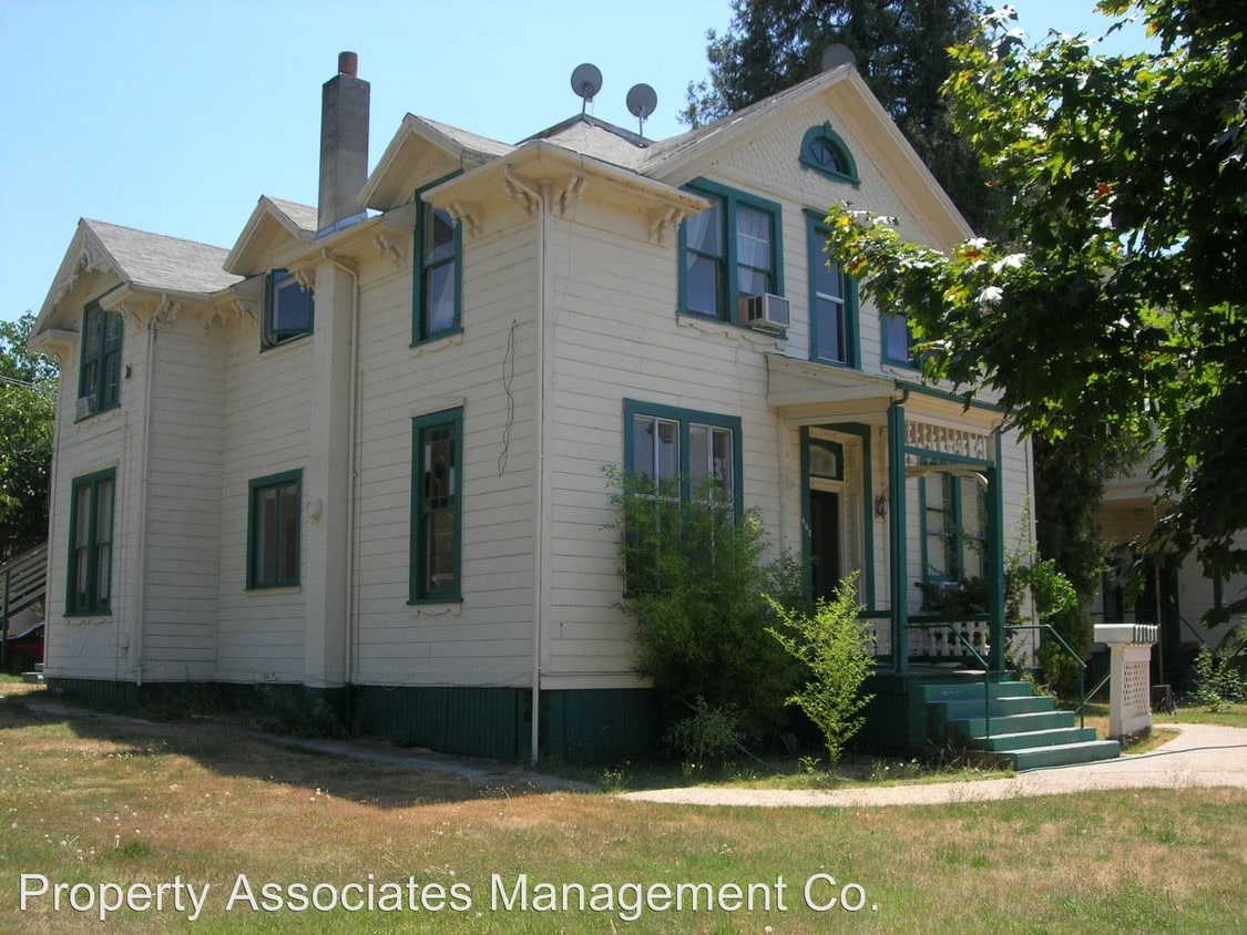 403 Henderson St, Grass Valley, CA 95945 Room for Rent in Grass