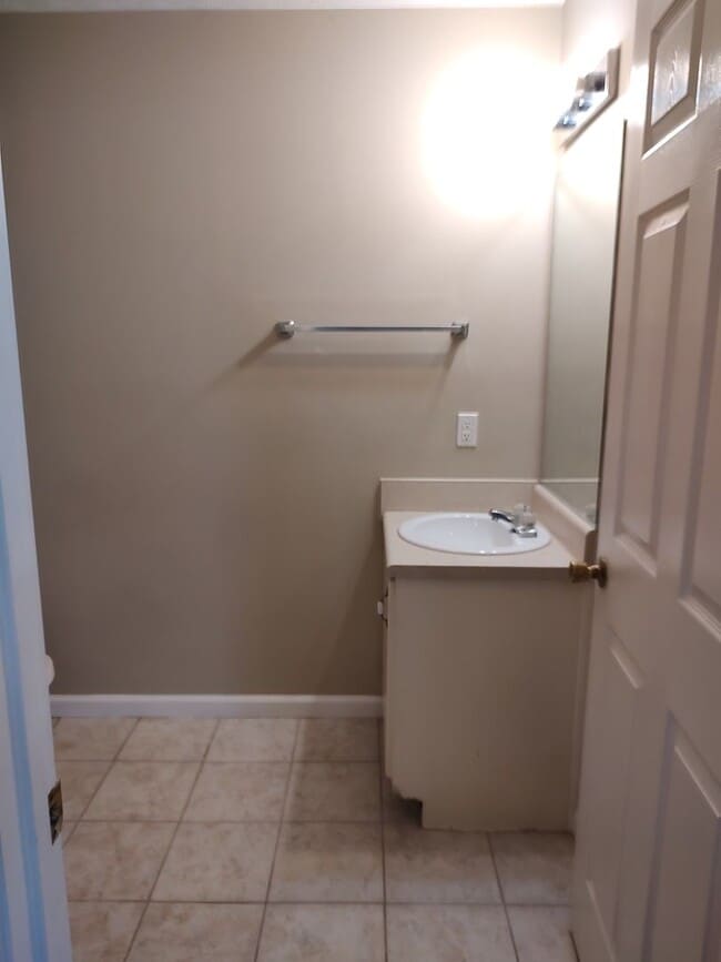 Building Photo - 6104/6106 Pinetree Ave