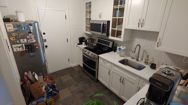 Building Photo - 18 Pond St