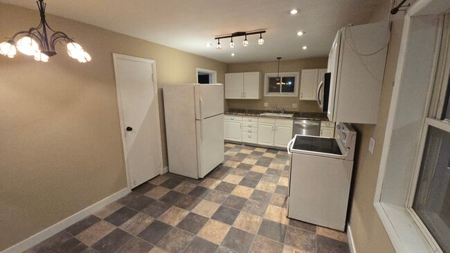 Building Photo - 201 Mcleansboro St