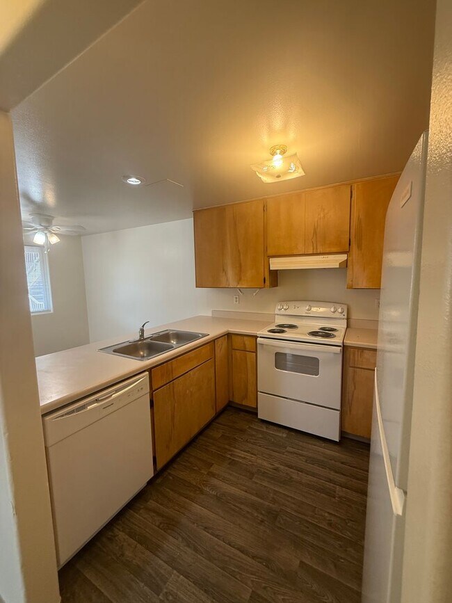 Foto del edificio - 756 N Riverside Ave