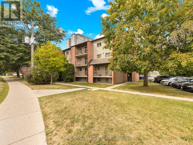 Building Photo - 30 Hickory St E