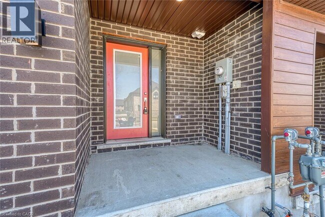 Building Photo - 95 Queensbrook Cres