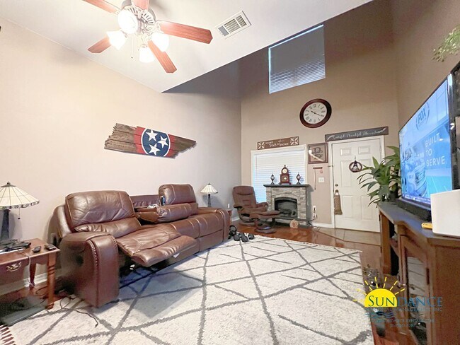 Building Photo - Beautiful 3 Bedroom Townhouse near Hurlburt Field AFB!