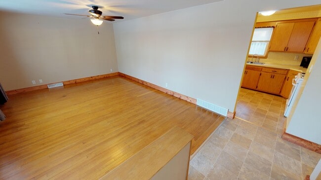 Building Photo - 907 E Harding Dr