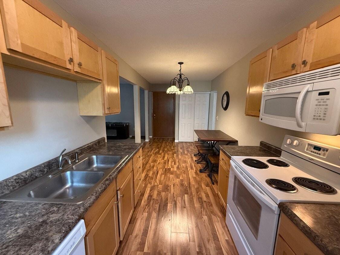 Primary Photo - 1 bed, 1 bath close proximity to downtown!