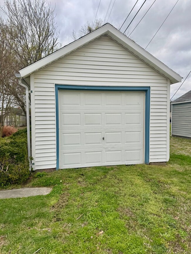 Building Photo - Charming Bungalow!