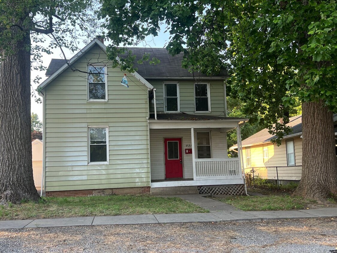 Primary Photo - Spacious 4 Bedroom 2 Full Bath Home across...