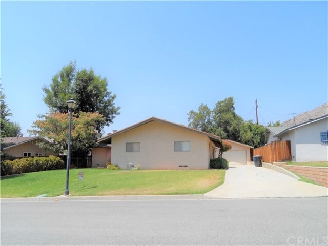 Building Photo - 211 Green Oaks Dr