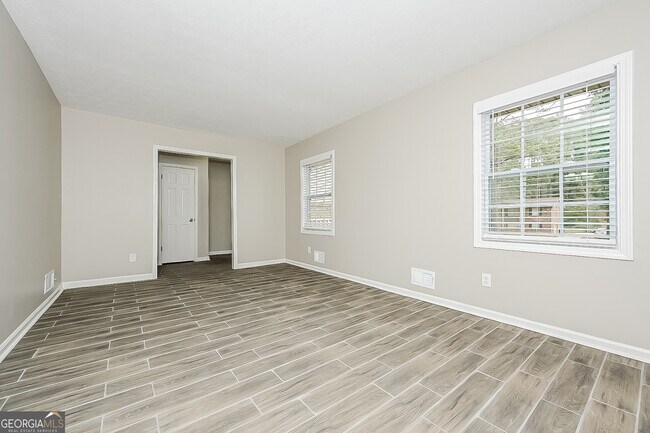 Foto del edificio - 6619 Collier Way