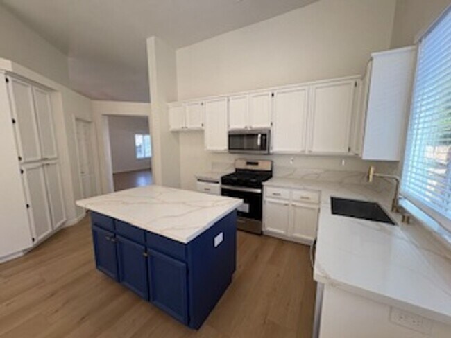 Building Photo - Stunning 3-bedroom, 2-bathroom home locate...