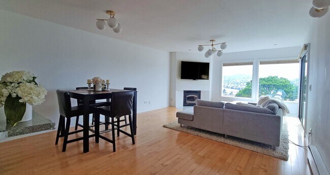 Foto del edificio - One bedroom top floor corner unit condo wi...