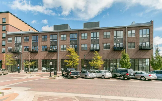 Building Photo - 901 E 2nd Ave