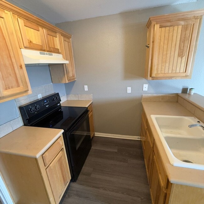 Building Photo - $500 Off 1st Full Month!* All Utilities In...